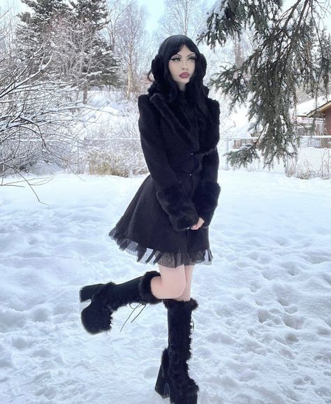 Gothic Winter Outfit, Emo Winter Outfits, Earmuffs Outfit, Goth Fits, Goth Christmas, Cold Fashion, All Black Fashion, Winter Outfits Cold, Rock Outfits