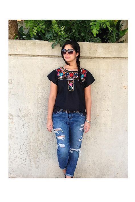 Mexican Top Outfit, Mexican Blouse Outfit, Mexican Outfit Ideas, Mexican Tops, Outfit Mexicano, Mexican Clothing, Ideas De Outfits, Mexican Embroidered Dress, Mexican Shirts