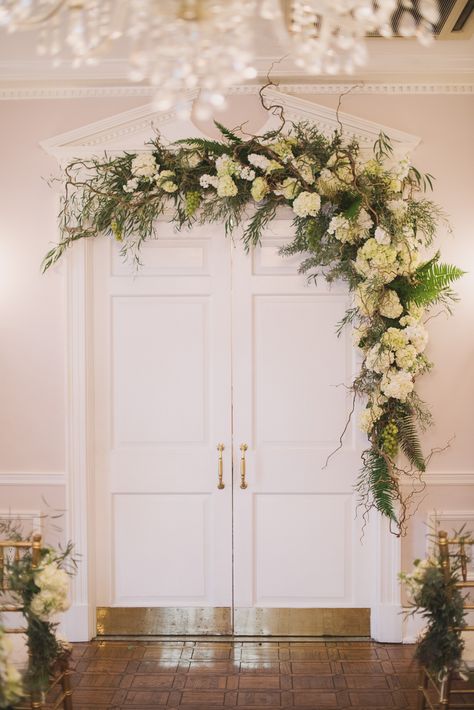 Garden Hanging Plants, Floral Doorway, Flower Planter Ideas, Door Wedding Decor, Door Decor Wedding, Wedding Door Decorations, Flower Gate, Wedding Flowers Green, Door Flower Decoration