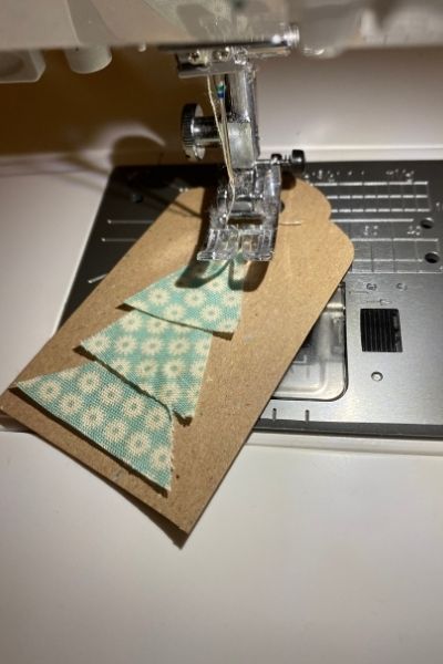 This is an easy sewing project using scrap fabric and cardboard to make cute one of a kind gift tags for Christmas and other occasions. Waste less, save money and enjoy making your own tags. This is a great fabric craft to do with the kids too! scrap fabric projects | textile art | #diygifttags #homemadegifts Homemade Christmas Gift Tags, Diy Christmas Gift Tags, Diy Name Tags, Christmas Tags Handmade, Diy Christmas Tags, Kraft Tags, Xmas Gift Tags, Sewing Christmas Gifts, Christmas Tree Gift Tags