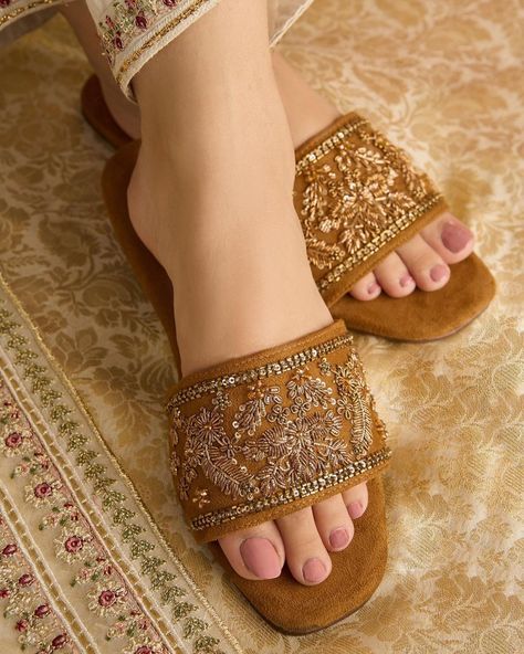 Fancy Slippers For Women, Pakistani Chappal, Fancy Sandals Flats, Chappal For Women, Khussa Designs, Fancy Slippers, Pakistani Shoes, Bridal Sandals Heels, Indian Sandals