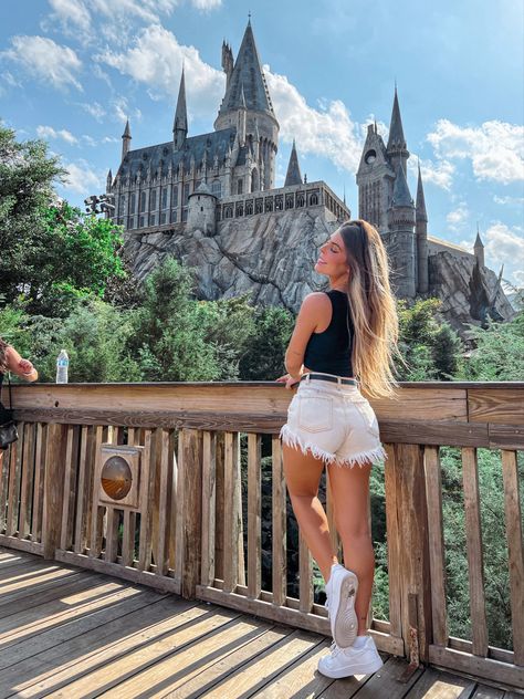 Harry Potter World Orlando Outfit, Universal Studios Pose Ideas, Universal Studios Florida Aesthetic, Universal Outfit Ideas Summer, Universal Picture Ideas, Disney Orlando Outfits, Orlando Outfits Summer, Island Of Adventure Orlando Outfit, Looks Disney Park