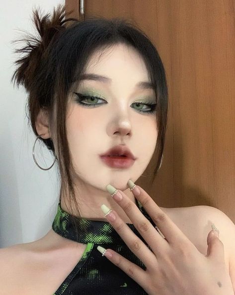 Green Douyin Makeup, Doll Eye Makeup, Magical Makeup, Ulzzang Makeup, Ethereal Makeup, Green Makeup, Eye Makeup Designs, Edgy Makeup, Bold Makeup