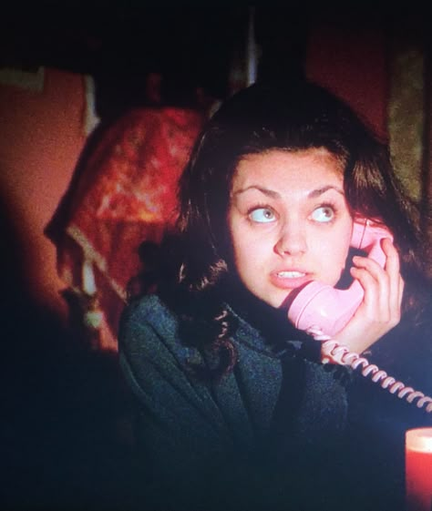 jackie from that 70s show talking on phone Calling On Phone Pose, Pose Reference Phone Call, Girl Phone Call Aesthetic, Landline Phone Aesthetic Photoshoot, Phone Call Reference, On The Phone Drawing Reference, Talking On Phone Aesthetic, On The Phone Pose Reference, Phone Call Pose Reference