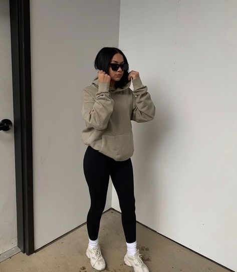 Asia Boone 🕊 on Instagram: "All for comfort ☁️" Airport Outfit Comfy Travel Style, Comfortable Outfits Lazy Days, Active Wear Outfits Winter, Fall Airport Outfit, Airport Outfit Fall, Airport Outfit Spring, Airport Outfit Comfy, Workout Outfits Winter, Cute Airport Outfit