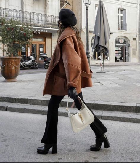 Platform Boots Outfit, Brown Winter Coat, Look Winter, Winter Mode Outfits, 2022 Aesthetic, Outfit Chic, Iconic Fashion, Brown Coat, Moda Vintage