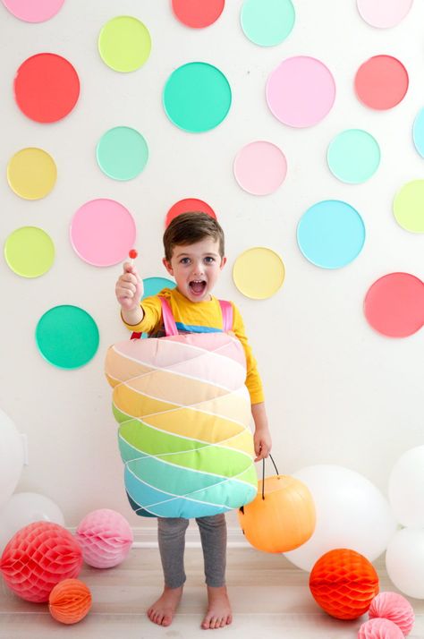 Handmade Halloween: No-Sew Rainbow Lollipop Kid’s Costume - Known for a bright and bold design aesthetic, Kara Whitten knows how to make a statement with her wildly creative DIY projects. This Halloween, Kara did not shy away from color when she dreamt up a perfectly sweet no-sew costume. Using Linen Cotton Canvas, Kara shows how to transform a popular childhood treat, the unicorn horn lollipop, into a costume that’s sure to be the sweetest on the block. #halloween #diy #sewing #costume #easydiy Lollipop Halloween Costume, Lollipop Costume, Sew Costume, Rainbow Lollipop, Rainbow Lollipops, Unicorn Horn, Halloween Costume Ideas, A Unicorn, Design Aesthetic