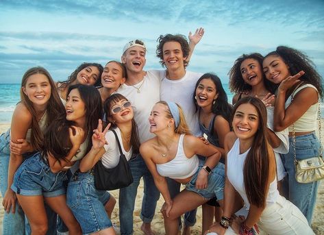 Dr. Now, Now United, Cancun Mexico, Brown Hair With Highlights, My Favorite Image, Friend Photoshoot, Friendship Goals, Girls Club, Friend Photos