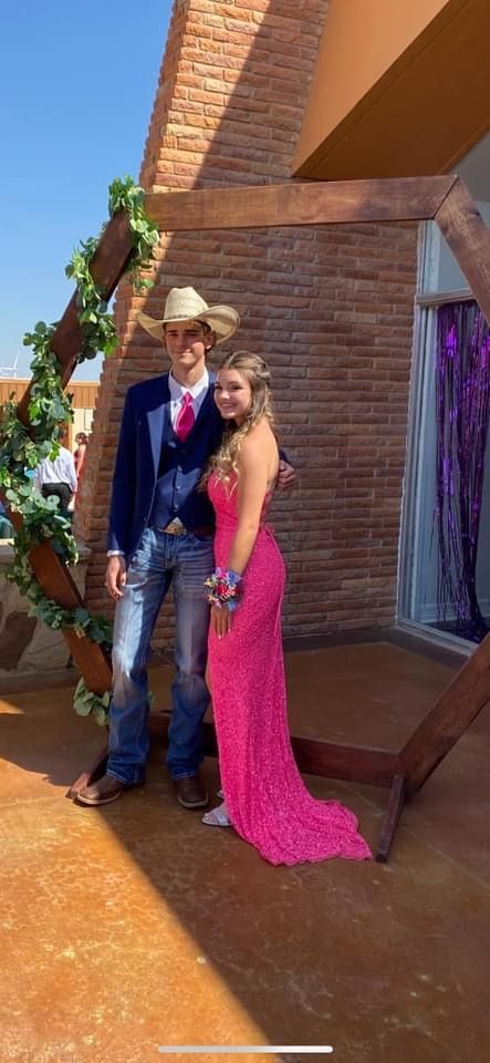 Black Prom Couple, Country Prom Pictures, Pink Prom Couple, Pink And Black Prom, Cosmo School, Country Prom, Prom Couples, Dream Prom, Prom Ideas