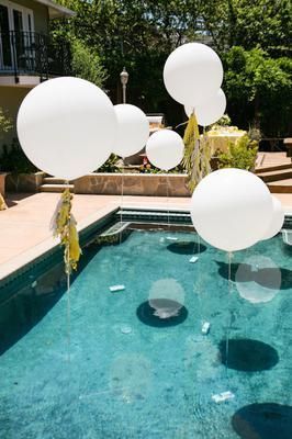 Gorgeous pool party decoration... but what do you use as anchors? --> Click the image to find out. #partydecorations #balloonguide Floating Pool Decorations, Backyard Wedding Pool, Pool Wedding Decorations, Affordable Wedding Decorations, Pool Decorations, Bachelorette Pool, Backyard Pool Parties, Backyard Party Decorations, Pool Wedding