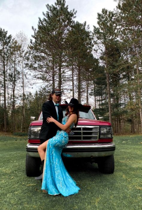 Cute Prom Colors For Couples, Country Prom Couples, Western Prom Outfits, Country Prom Outfits, Cowboy Prom Dresses, Country Prom Ideas, Western Prom Couple, Prom Country, Turquoise Prom Couple