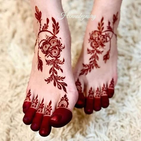 Inai Pengantin, Foot Henna, Tato Henna, Henna Tattoo Hand, Legs Mehndi Design, Simple Henna Tattoo, Latest Henna Designs, Rose Mehndi Designs, Simple Mehndi Designs Fingers