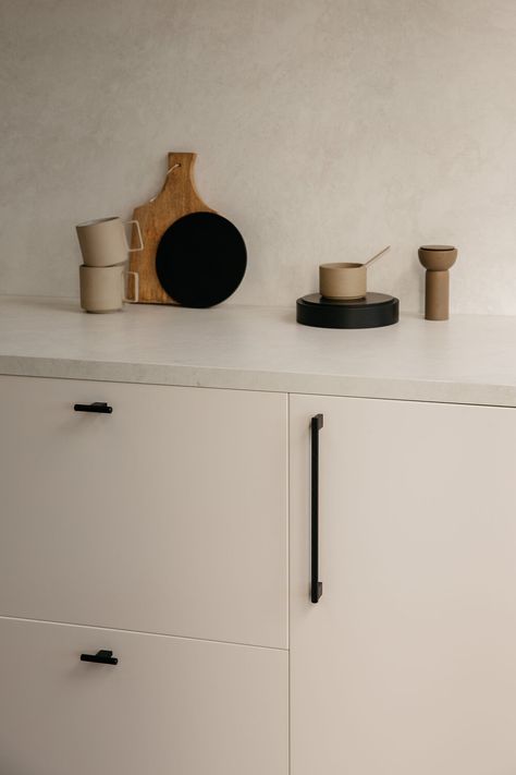 Cabinetry Hardware, Beige Kitchen, 아파트 인테리어, Black Kitchens, Kitchen Handles, Interior Inspo, Dream Kitchen, Interior Architecture Design, Kitchen Inspirations