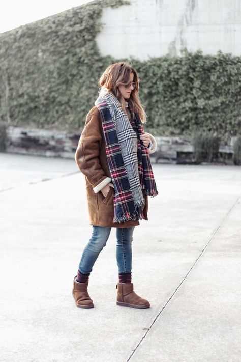 Bringing back Ugg Boots: a 2019 inspo album : femalefashionadvice Bear Paw Shorty Boot Outfit, Ankle Ugg Boots Outfit, Shearling Boots Outfit, Bearpaw Boots Outfit, Mini Ugg Boots Outfit, Outfit Ugg Boots, Ugg Boots Style, Ugg Mini Outfit, Ugg Mini Boots Outfit