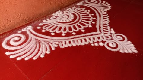 Half Alpona Design, Half Rangoli Designs Easy, Half Rangoli Designs, Half Circle Rangoli Designs, White Rangoli Design, Alpona Design Bengali, Alpana Art, Wedding Rangoli, Iyengar Wedding