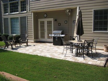 Ground Level Patio, Stone Paver Patio, Patio Stone, Diy Patio Pavers, Garden Diy Ideas, Patio Layout, Patio Slabs, Brick Fireplace Makeover, Natural Stone Pavers