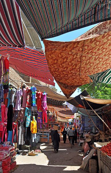 Luxor (Egypt): the souq (open-air market). A place Cora discovers, and loves. Egyptian Marketplace, Arabic Market, Egypt Vbs, Life In Egypt, Luxor Egypt, Visit Egypt, Nile River, Egypt Travel, Outdoor Market