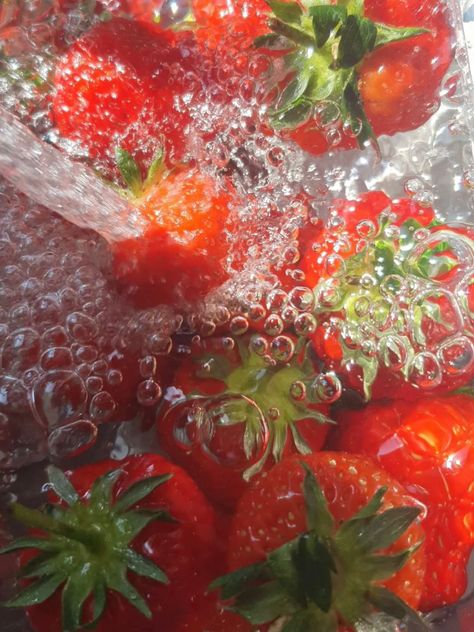 Strawberry Water, Strawberry Summer, Water Aesthetic, Royal Life, Strawberry Fields, Aesthetic Collage, Rare Photos, Pretty Food, Wallpaper Iphone Cute