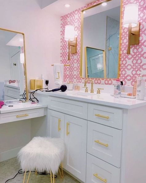 Aesthetic Room Decorations, Preppy Bathroom, Preppy Aesthetic Room, Preppy Bedroom Decor, Colorful Preppy, Girly Bathroom, Preppy Bedroom, Dorm Room Inspiration, Room Redesign