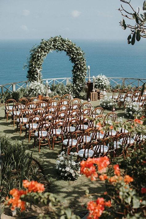 Here Is What A Dream Wedding In Bali Looks Like - Weddingchicks % Natural Wedding Decor, Romantic Wedding Receptions, Romantic Outdoor Wedding, Summer Wedding Decorations, Ocean Wedding, Marriage Decoration, Grass Wedding, Ceremony Ideas, Bali Wedding