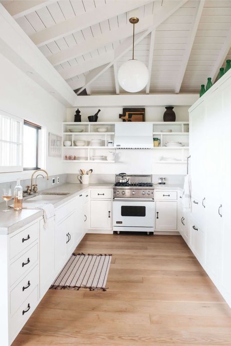 A Guide to Concrete Kitchen Countertops: Remodeling 101 Beach Cottage Kitchens, Concrete Countertops Kitchen, Kabinet Dapur, Beach House Kitchens, Concrete Kitchen, All White Kitchen, Cottage Kitchens, Style Cottage, Beach Cottage Decor