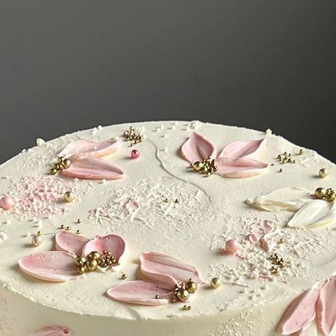 Roberta Oda on Instagram: "Rose petals 💕" Rose Petal Cake, Petal Cake, Pink Cake, April 26, Rose Petals, Cake Designs, Pretty In Pink, Cake, Pink