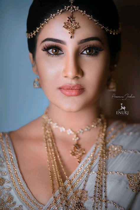 Kandian Bride Sri Lanka, Osari Designs, Kandyan Jewellery, Buddhist Wedding Dress, Kandyan Bridesmaid, Srilankan Bride, Kandian Bride, Sri Lankan Wedding Saree, Kandyan Saree