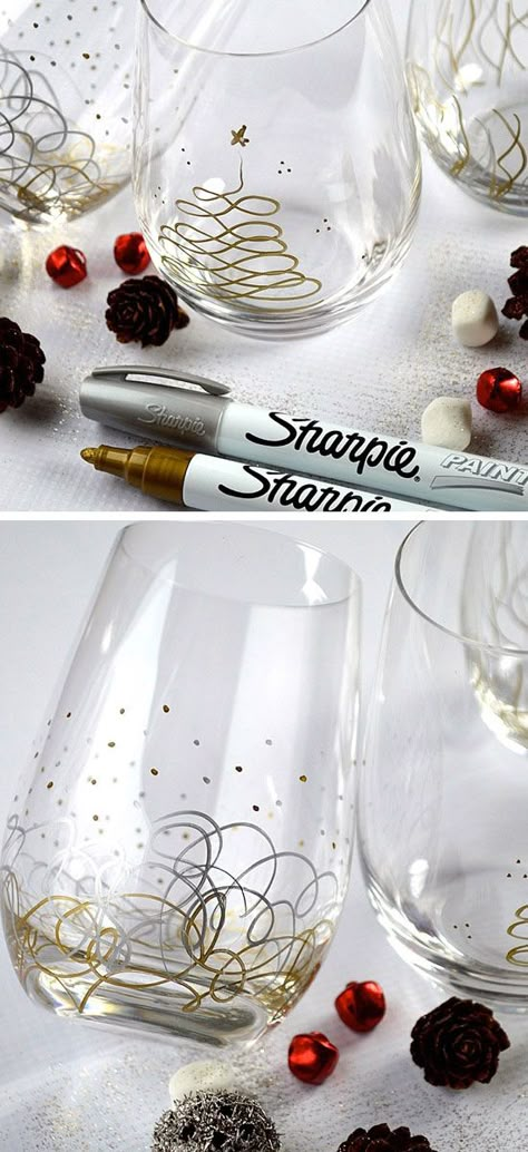 These are the most elegant sharpie glasses I've seen. And they would be perfect to pass out christmas candies! Sharpie Designs, Sharpie Crafts, Easy Diy Christmas Gifts, Christmas Glasses, Navidad Diy, Diy Holiday Gifts, Easy Christmas Diy, Family Christmas Gifts, Noel Christmas