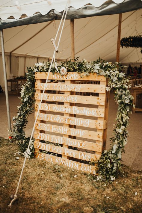 Wooden Pallet Wedding Ideas, Palette Wedding Sign, Rustic Marquee Wedding, Pallet Table Plan Wedding, Wedding Marquee Decoration Rustic, Wedding Wooden Pallet Ideas, Ladder Decor Wedding, Palette Order Of The Day, Crisp Wall Wedding