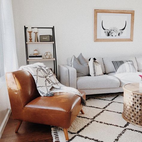 A bright boho modern living room featuring the Aquarius Sofa, photo via @nataliaxhome Living Room Grey Couch, Couch Grau, Boho Modern Living Room, Grey Couch, Grey Couch Living Room, Grey Couches, Lounge Chair Design, Style Deco, Brown Living Room