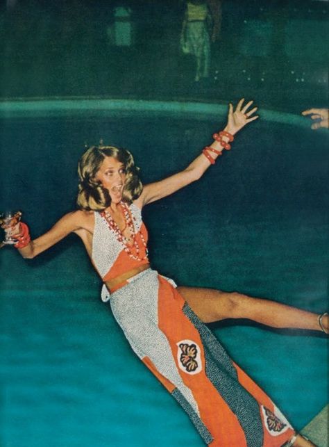 It's always a good time to jump into the pool with your clothes on! Brigitte Nielsen, 60s Aesthetic, 70’s Aesthetic, 70s Women, Lauren Hutton, 70s Inspired Fashion, 70s Aesthetic, Helmut Newton, Slim Aarons