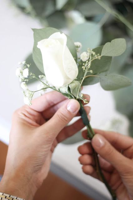 Diy Wedding Bouquet Tutorial, Diy Boutonniere Wedding, Wedding Bouquet Fake Flowers, Diy Flower Arrangements Wedding, Diy Bridesmaid Bouquet, Diy Boutonniere, Bridal Party Bouquets, Bouquet Tutorial, Diy Bridal Bouquet