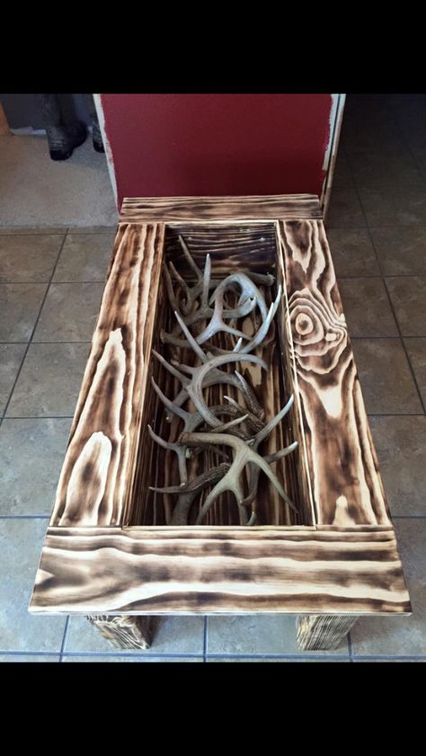 Antler table Deer Antler Coffee Table, Things To Do With Deer Antlers Diy, Antler Coffee Table, Antler Crafts Diy, Diy Antler Projects, Table Diy Wood, Deer Antlers Diy, Deer Craft, Antler Furniture