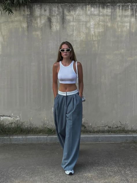 Classy Sporty Outfits, Farfetch Sneakers, Sporty Elegant Style, Bag Jacquemus, Casual Sporty Outfits, Monday Outfit, Outfit Pants, Cosy Outfit, Casual Chique