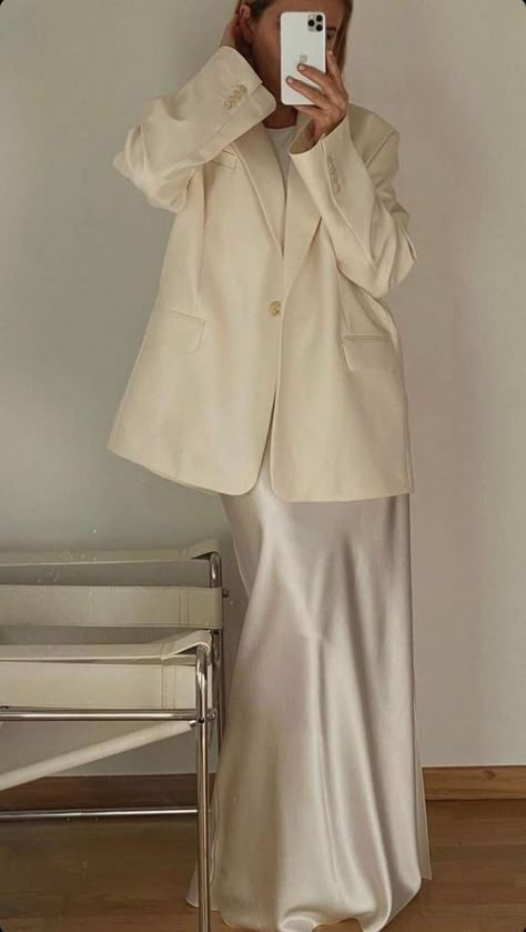 New Year's Eve Inspiration 2023 White Satin Skirt Outfit Summer, Hot Weather Summer Outfits, Cream Maxi Skirt, Silk Skirt Outfit, Satin Skirt Outfit, Cream Outfit, Stile Hijab, Classic Style Outfits, Italy Outfits