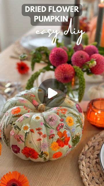 Pumpkin With Pressed Flowers, Dry Flower Pumpkin, White Pumpkin Dried Flowers, Dried Flower Mini Pumpkins, Pumpkin With Dry Flowers, Dried Flower Pumpkin Craft, Decorating Pumpkins With Dried Flowers, Pumpkin And Petals, Dried Flower Pumpkin Arrangements