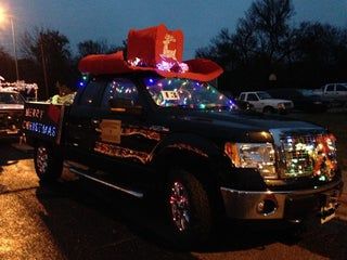 Giant Cowboy Hat, Cowboy Themed Parade Float, Country Theme Parade Float, Cowboy Parade Float Ideas, Cowboy Float Parade, Cowboy Homecoming Float, Cowboy Christmas Float Ideas, Country Christmas Floats Parade Ideas, Country Christmas Parade Float Ideas