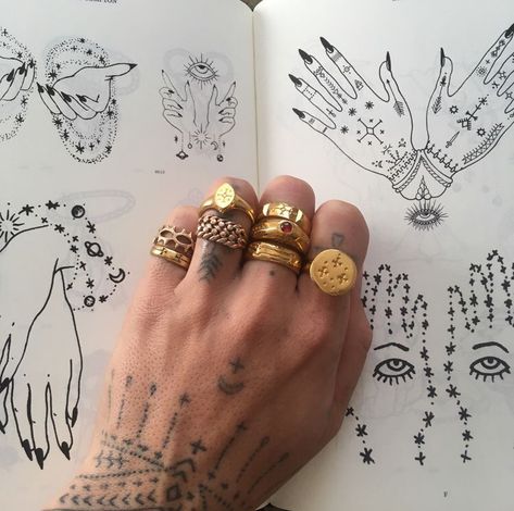 Lots Of Rings On Hand, Lots Of Rings Aesthetic, Lots Of Rings, Rings On Hand, Piercing Face, Crystal Horn, Rings Aesthetic, Horn Pendant Necklace, Flash Tattoos