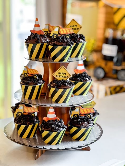 Digger Birthday Cupcakes, Construction Cupcakes Ideas, Construction Cupcakes For Boys, Construction Party Printables, Construction Birthday Party Cakes, Construction Party Cakes, Construction Birthday Decorations, Construction Cupcakes, Construction Birthday Cake