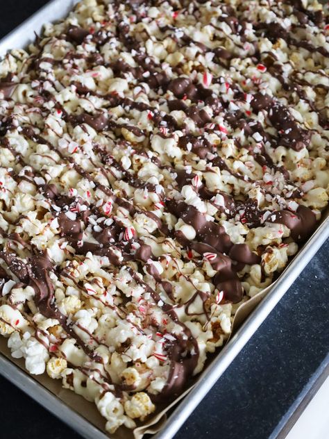 Chocolate Peppermint Popcorn Bark - LideyLikes Popcorn Bark, Chocolate Bark Recipes, Easy Party Treats, Peppermint Popcorn, Edible Holiday Gifts, Holiday Popcorn, Bark Recipes, Chocolate Shakeology, Easy Christmas Treats