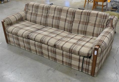 Good Ol' 80's plaid couch! 90s Couch Living Rooms, 80s Lounge Room, Hide A Bed Couch, Funky Couch, 80s Couch, 80s Lounge Furniture, Ikea Bedroom Sets, Gaming Couch, Ugly Furniture