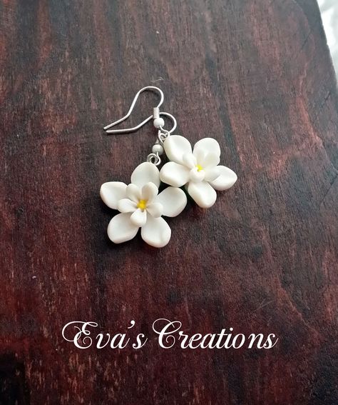 Easy Clay Flowers, Polymer Flower Earrings, Flower Earrings Clay, Clay Flowers How To Make Easy, Cercei Din Lut Polimeric, Flower Clay Earrings, Clay Flower Earrings, Diy Earrings Easy, Polymer Flowers