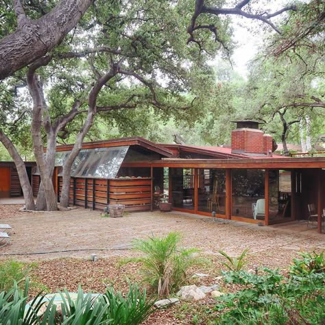 Mid Century House Interior, Mid Century Modern Homes Exterior, Mcm House, 70s Home, Mid Century Architecture, Countryside House, Shed Homes, Modern Cabin, Space Architecture