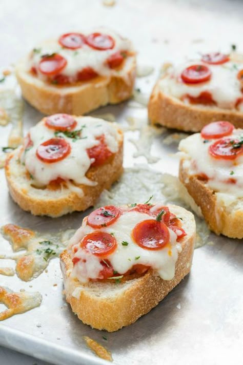 Party Food Ideas For Adults, Book Club Snacks, Book Club Food, Last Minute Appetizer, Crostini Appetizers, Crostini Recipes, Fingerfood Party, Best Party Food, Party Food Ideas