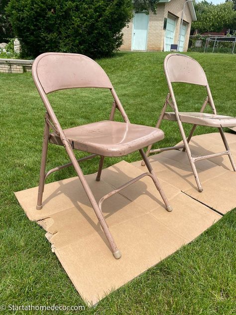 Take those old chairs out of your garage sale pile and give them a metal folding chair makeover in 3 easy steps. Metal Chair Ideas, Refurbished Metal Chairs, Painting Metal Folding Chairs, How To Paint Metal Folding Chairs, Old Metal Chairs Repurposed, Painting Folding Chairs, Diy Metal Chair Makeover, Cute Folding Chairs, Diy Metal Chair