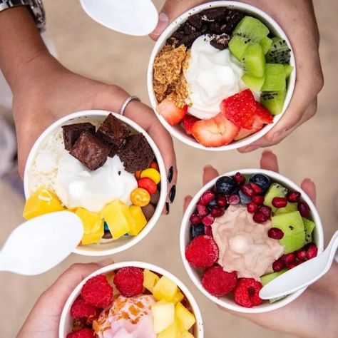 Lowest calorie frozen yogurt flavors, toppings, and shops. Froyo Toppings, Froyo Shop, Frozen Yogurt Shop, Yogurt Shop, Yogurt Drinks, Healthy Restaurant, Yogurt Flavors, Fast Healthy Meals, Frozen Yogurt