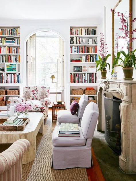 Modern meets classic and traditional in this living room with lots of bookshelves // Lauren McGrath's New York apartment Townhouse Inspiration, Funky Decor, Casa Vintage, Design Salon, Home Libraries, New York Apartment, Decor Minimalist, A Living Room, Classic Interior