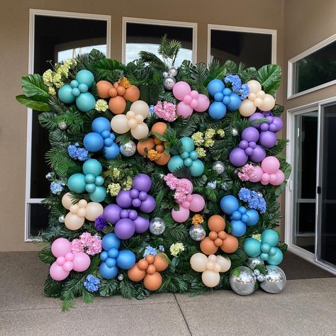 Greenery Balloon Backdrop, Balloons On Greenery Wall, Greenery Backdrop With Balloons, Tropical Greenery Wall, Disco Ball Backdrop, Greenery Wall Backdrop, Disco Backdrop, Flower Wall Decor Diy, Tropical Disco