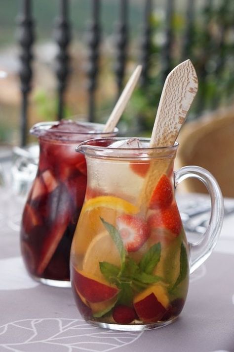 Spanish Food Ideas, Non Alcoholic Sangria, Homemade Sangria, Watermelon Sangria, Easy Sangria Recipes, Easy Summer Cocktails, Iced Green Tea, Sangria Recipe, Flan Recipe