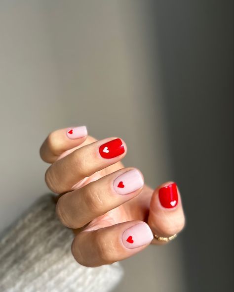 Short nail art. Valentines look. Minimalist nails. Simple nails Modern Ranch House Exterior, Small Ranch House, Simple Valentines, Vday Nails, Ranch House Exterior, Minimalist Nail, Valentine Nail Art, February Nails, Short Gel Nails